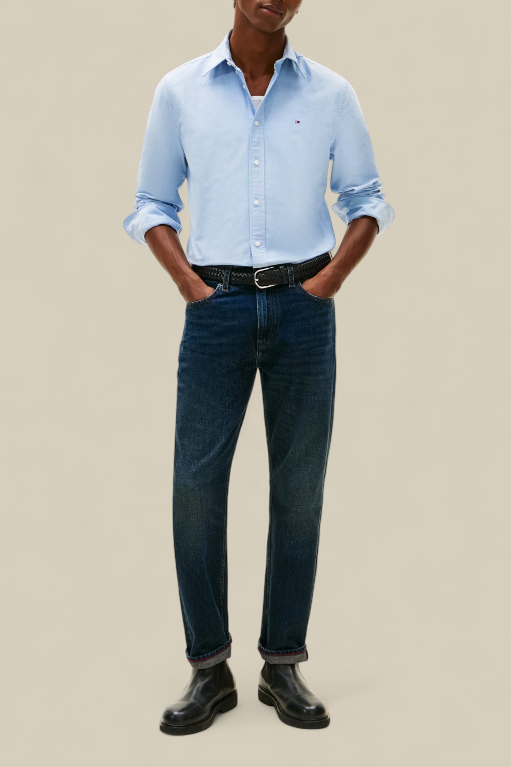 תמונת כל הלוק של חולצת כפתורים אוקספורד